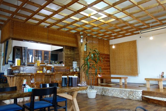 港からすぐ近くにあるKamuRaというお店に入り、昼食をとりました。