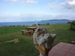 3日目は天気に恵まれました。
川平湾へレンタカーで向かいます。
途中ミルミルというアイスクリーム屋さんに寄り道。場所が分かりにくいですが、景色の良い場所にありました。