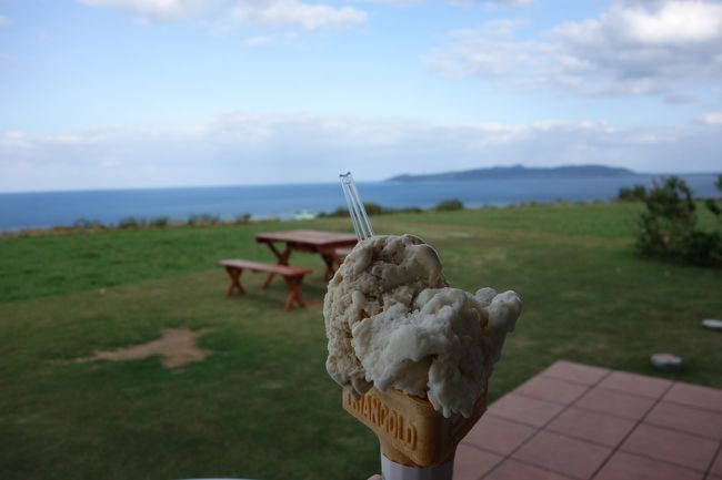 3日目は天気に恵まれました。<br />川平湾へレンタカーで向かいます。<br />途中ミルミルというアイスクリーム屋さんに寄り道。場所が分かりにくいですが、景色の良い場所にありました。