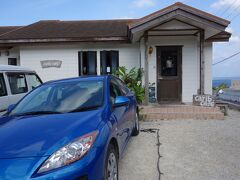 川平湾から北にある平久保崎へ向かう途中にあったお店でランチを食べます。
お店をバックにレンタカーを一枚。