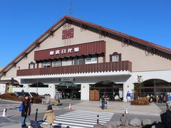 その後、東武日光駅＝写真＝まで歩き、駅前のみやげもの店で”ゆば饅頭”を買い食い。特急列車が発着する東武の方はＪＲとは打って変わり、とてもにぎやかな様子。