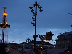 ハンブルクのクリスマスマーケット初日
地下鉄で５つ目駅に着いたら、もう４時 Rathaus駅の階段上がると
運良くピッタリ目の前にサンタクロースが飛んでます。