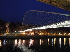 昼食後一旦ホテルで休憩し、夕方から街歩き再開。

こちらはズビズリ橋。歩行者用の橋です。
