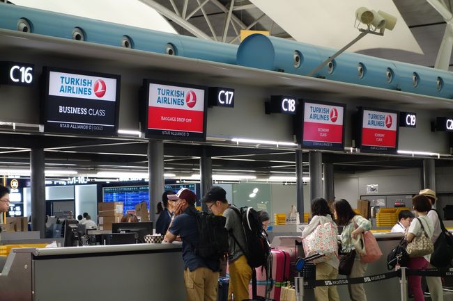 チェックイン。だいたいいつもＷＥＢチェックインをしておく。座席は後ろがトイレで、真ん中あたりの（26列）ＡＢシートが好み。座席を後ろの方に気を遣うことなく倒せるのがいい!!!