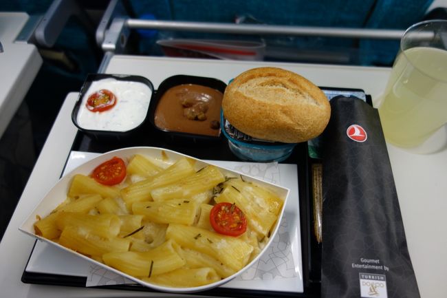 2回目の機内食。このパスタは、そこそこおいしい。ドリンクは、この前のギリシャ旅行時のトルコ航空に乗った際に知ったおいしいレモネード!!!