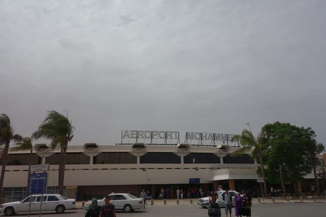 カサブランカ空港。空港で17万円＝12862DHに両替。モロッコでは、クレジットカードを使うと、4％の手数料が加算されるので、支払を現金にするべく結構な金額の両替になってしまった。<br /><br />入国して荷物を受け取り、出口に出ると、ドライバーさんがさりげなく札を持っていてくれてすぐに対面できた。とても温かみのある方で、疲れてはいたけれど、マラケシュまでの3時間を快適に過ごすことができました。