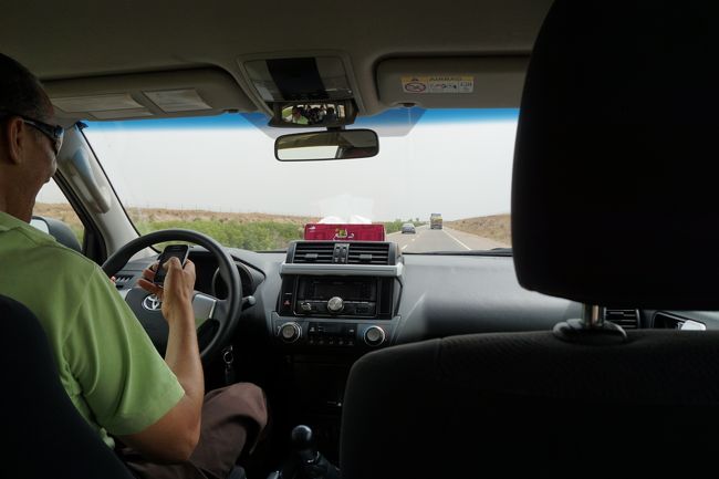 スムーズにマラケシュ着。泊まるダルの近くで停まってくれる。そのちょっと前にダルに電話を入れてくれたので、ポーターさんが待っていてくれた。空港迎え850DH×2名≒1700×13円≒22100円。TIP40DH。