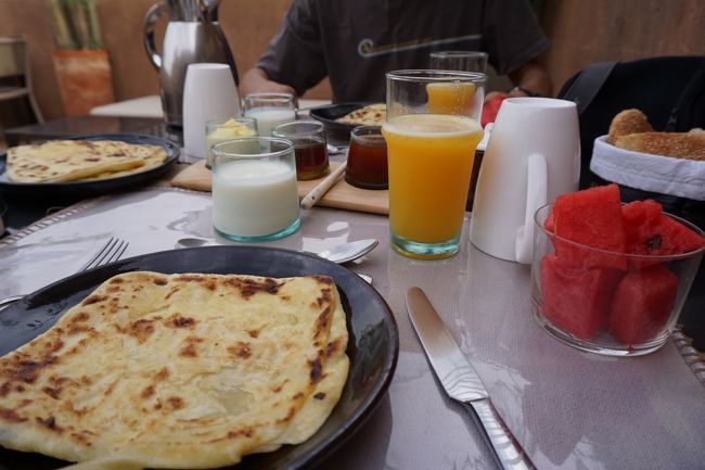 2015年月10日【3日目】<br />朝ご飯。DAR73の朝食。素朴で焼きたてで、すごくおいしい!!!日によって、パンがちょっと変わる気遣いがうれしい!!!