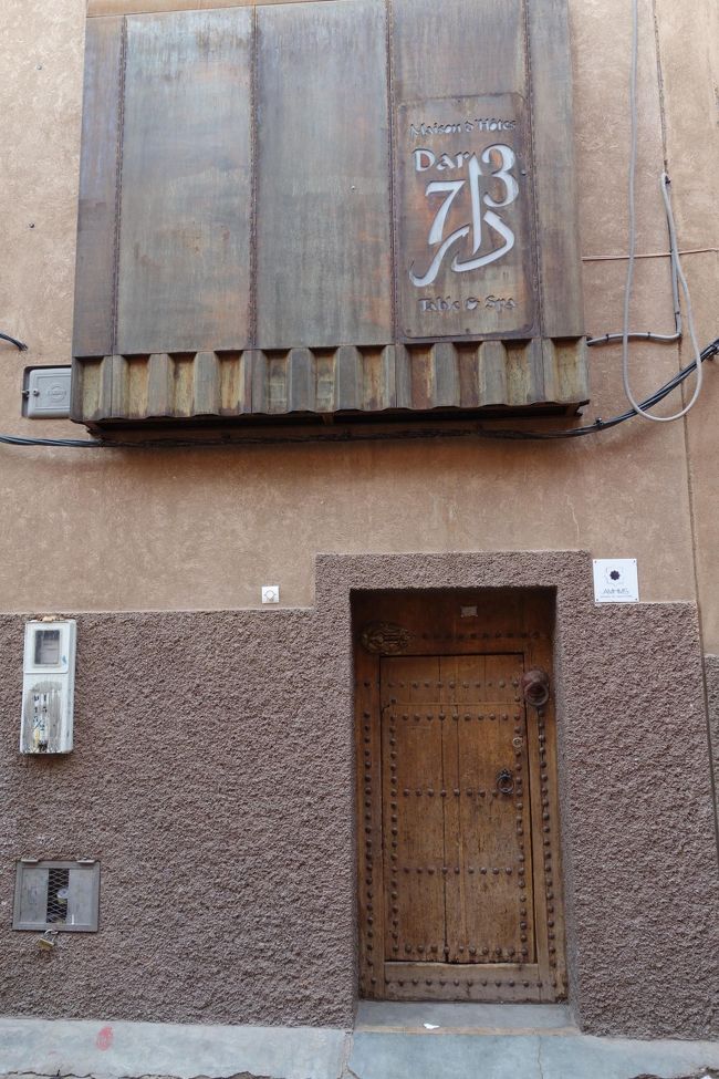 DAR73の入り口。近所にシナゴークがあるらしく、近所の子どもたちが（おそらく有料で）案内しようと観光客に声をかけるので、立地はいい場所とはいえないかもしれない。でも、DARとしては、人を確認して中に入れるようにしていたし、中に入れば、素敵な空間が広がっていて、お手頃価格でなかなかいいのでは？と思っています。