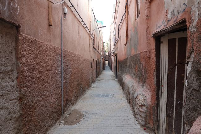 DARまでの細〜い路地。