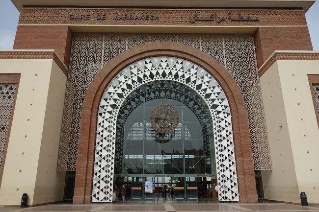 9日目のFES→CASABLANCAまでの切符を購入しに、マラケシュ駅までタクシーで（20DH＋TIP5DH）来ました。窓口に並び、プリントアウトしてきた時刻表を見せながら、英語まじりで、無事買うことができました。（165DH×2名＝330DH≒4290円）<br /><br />モロッコ国鉄http://entreprise.oncf.ma/Pages/Accueil.aspx