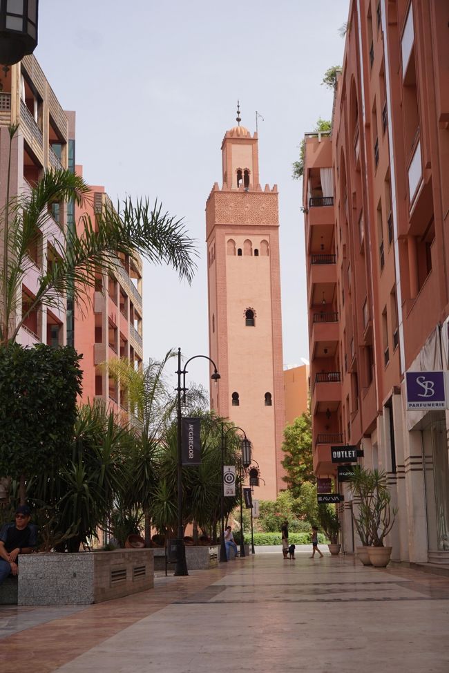 新市街はオシャレな雰囲気が漂い、道も歩きやすい。ショッピング街から見えたミナレット。