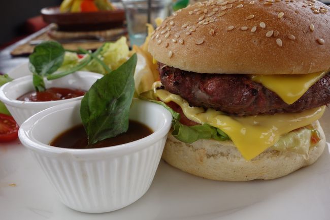 夫の注文した110DH≒1430円<br />ドリンクは、シュウェップス15×2<br />全部で、250DH≒3250円。<br /><br />ん？なかなか高いぞ!!!