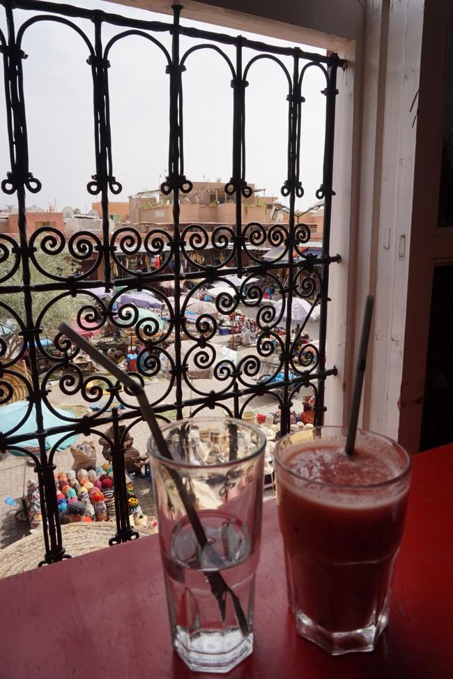 タンネリに疲れて。「カフェ・デ・ゼピス」エアコンはありません。<br />ここはサンドイッチなどの軽食もあり、なかなか使い勝手がいいです。後日、また訪れました。<br />スプライト、ミックスジュース40DH＋5DH