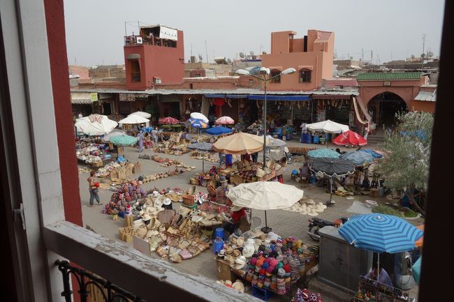 「カフェ・デ・ゼピス」から、広場を眺めて。