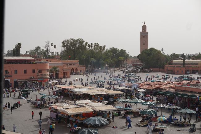 フナ広場を見下ろす。白い煙が立ち上がって、そろそろ屋台の準備が整ってきた模様。