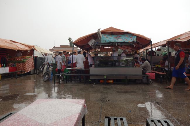 フナ広場を一通り回る。日本語での勧誘も多い。<br />事前情報と、店舗が広く・地元民が多いことから、14番の屋台に決定!!!