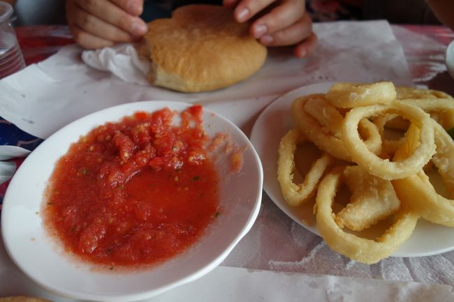 カラマリ30DH、トマトソース5DH、水10DH、パンはサービスかな。<br />ここは、明朗会計で働く人も気持ちがよく、次の日にもリピートしました。<br /><br />途中、雨がざーっと降ってきたのですが、すぐに各セクションのトップ3人が集まり、その内一人がお金を手渡され、走っていく。彼がビニールシートを買って帰ってくると、スタッフ全員でてきぱきと客席にビニールシートをかぶせ、商売を続ける。そのキビキビとした働きっぷりに感動。