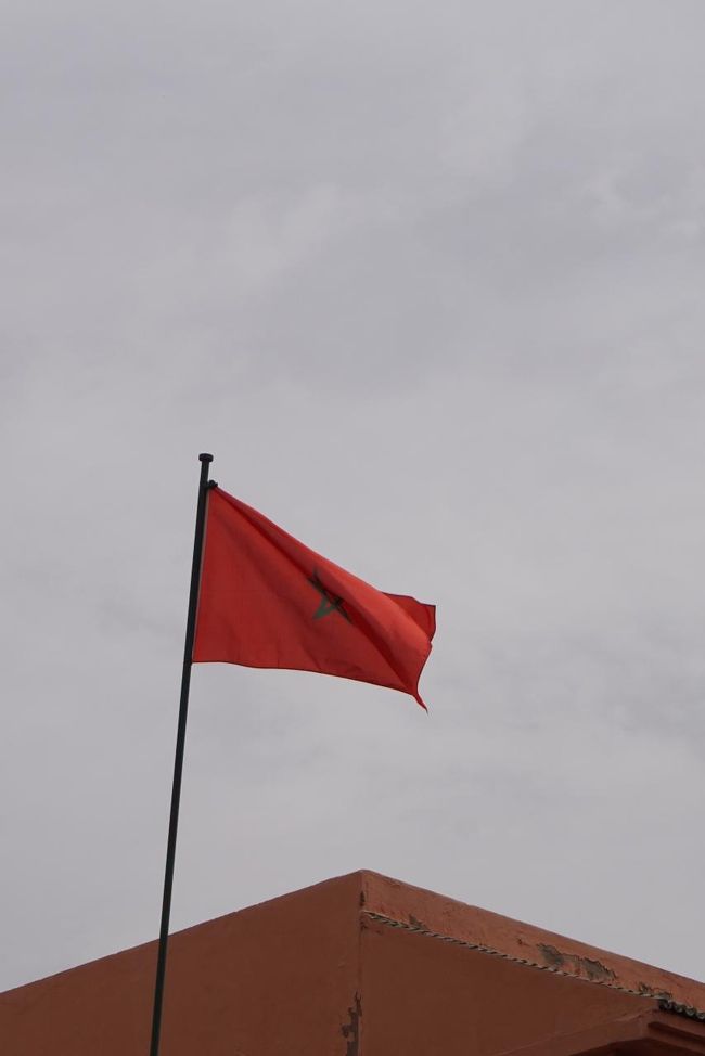 途中見かけた国旗。