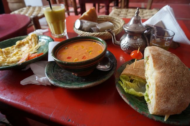 チーズサンド、オムレツ、ガスパチョ、アボガド＆オレンジジュース、ミントティー135DH＋5DH≒1820円<br />アボガド＆オレンジジュースがおいしかった。