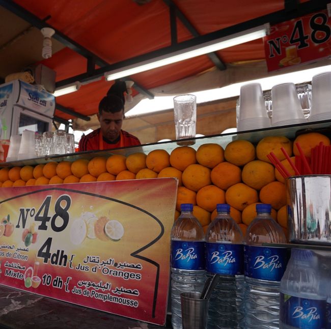 オレンジジュース屋台。<br />ここで、夫が2つ注文。すると、勝手にプラカップにストローをつけて提供してきて、5DHを請求する!!!ということがありました。まぁ…ね。いいけどさ…先に言ってよ〜。グラスでもらえば4DHです。