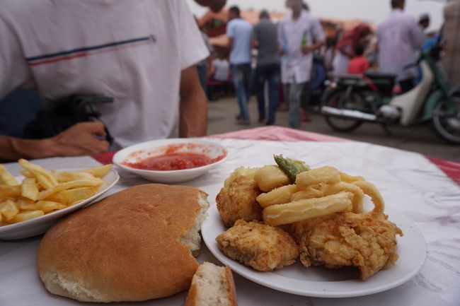 そして、再びフナ広場。14番屋台。ミックスフライ、トマトソース、フレンチフライ、水で45＋5DH≒650円<br />