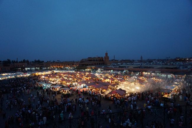 夜のフナ広場。「グレイシャーカフェ」。コーヒー15DH×2。日本人の方も数組お見かけしました。ツアー客も立ち寄るスポット。やはり…いいアングルです。目をつけるところは、みなさん同じですね。<br /><br />翌日からは、砂漠ツアーに出発します!!!