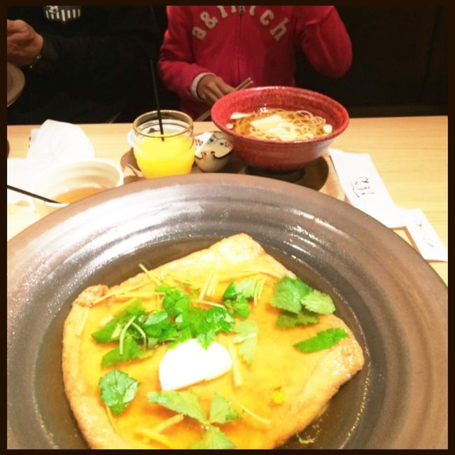 しばらく並びようやくチェックイン完了〜。<br />さ。搭乗までのんびりご飯食べながら散策。。と思っていたらなんと‼?<br />娘ちん、発熱っぽい‼?  え‼?ここまで散々気をつけてきて出発間際に発熱か〜‼? とりあえず、少しでも何か食べさせて薬飲ませないと‼? 常に最小限の薬を持ち歩いているのでひとまず薬探しはせずに済みました。<br />食べやすいおうどんを。と。つるとんたんへ。<br />混んでる〜‼? ここでもしばらく並びました。。<br />娘ちん、お子様うどん。ママは大きなおあげのキツネうどん。<br />美味しかった〜