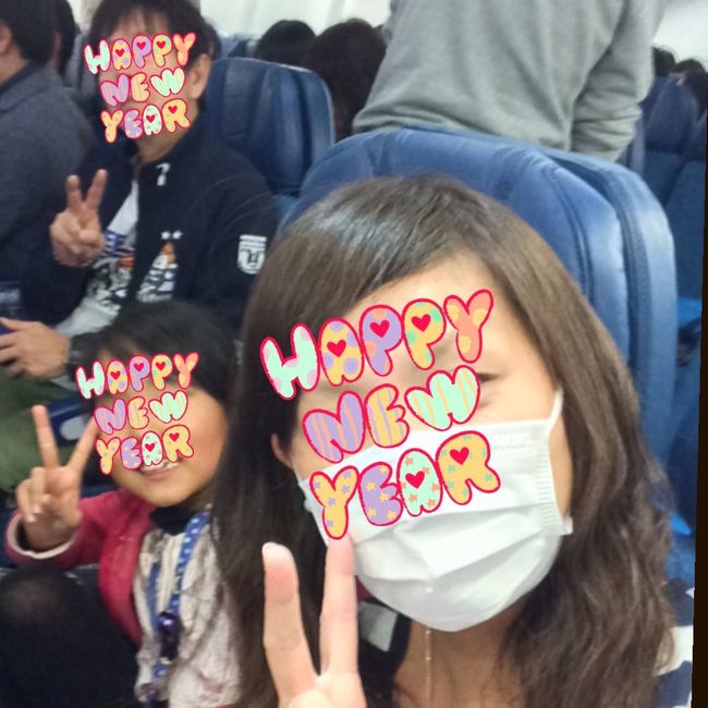 今回の機材は2ー4ー2列の席。<br />ママと娘は窓側2席。パパは通路を挟んだお隣〜。いつかマイルを貯めてビジネスへ。。笑 <br />現金ではなくマイル。。笑