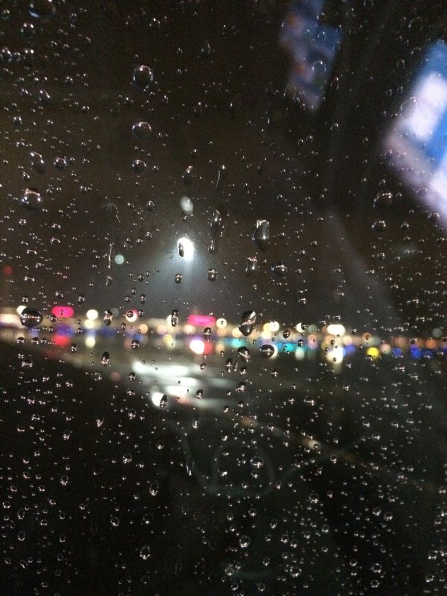 23:55発ーいざホノルルへ〜<br />雨で外がキレイに見えず残念。。