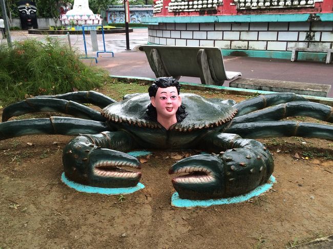 この一番有名な、男＋カニの像。かなりはじっこの方にあります。<br />見落とさないように、よーく見て下さい。以外にもメイン扱いではないのです。