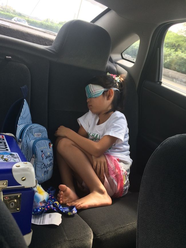 今回の便はホノルルへ正午頃到着だった為、既にもう昼過ぎ〜<br />とりあえず最初の目的地へ。<br />まだまだ娘は眠い様子。