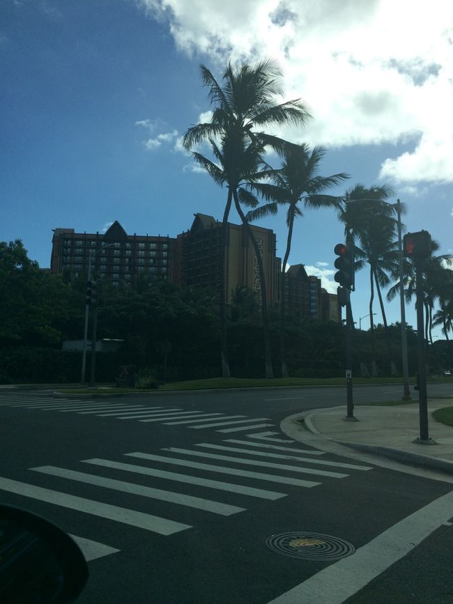 最初の目的地はコオリナにあるアウラニリゾートへ。<br />コオリナは雰囲気もとても良いです。<br /><br />ここでパパに嬉しい出来事〜<br />時期も時期なので、著名人の方も休暇で来られてる方が多いです。<br />過去、滞在中もかなりのBIGな方にお会い出来たり、来る度誰かしら著名人の方にお会いする事ができるのですが。。<br />性格上、誰にでも話しかけられるパパ、ついでに仕事上、いろんな業界の方と知り合う機会も多く、どこかしらで繋がる事が多くて。今回もあるお方がたまたまチェックインするところで拝見して、お写真までご一緒させていただく事ができました。たまたま、私が現役時代、オリンピックがその場所でもうすぐ開催って時期だったので、色んなスポーツ関係、芸能関係の方が取材に来ていたのですが、その時に来られていて、高校時代にお写真ご一緒させてもらっていた方と今回再会する事が出来たのでした。<br />パパ、その方のお父さんがとにかく昔  から大好きで、車のナンバーも2台ともその人の背番号。とにかく会いたいと言っていた人の息子さんとお会いする事が出来たので初日から嬉しそうなパパでした。笑
