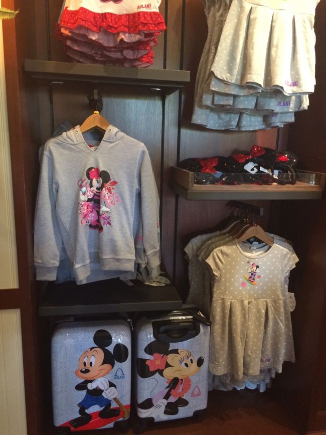 今回もカレパストアに来たかった理由。それはこちら。去年とデザインが変わったこれが欲しかった。笑<br />決してミッキーオタクとかではないんだけど、このミニトランクはなぜか好きで、、<br />これから来る度買ってしまいそう。。笑