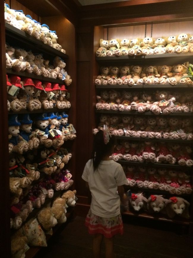 最後はこちら。<br />小さい頃からぬいぐるみだけは多いけど、たいして執着する事もなく。。<br />強いて言えば、赤ちゃんの頃に使っていたベビー枕。が大好きで旅行にも必ず持って行って枕と寝ていた娘。ハワイにも何回も持っていっていたのだけどいつのまにか枕卒業で。<br /><br />ここ数ヶ月の間になぜか急にジェラトーニを抱いて寝るようになった娘。<br /><br />今回はアウラニメイちゃんを購入〜<br />それからは毎日メイちゃんを抱いて寝ています。とりあえず寝始めはあるけど、起きたらメイちゃんは落ちている〜 今回の旅行中何度パパが救出した事か。<br />