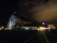 イギリス領なので訪問国としてはカウントしませんが、ジブラルタルに入国！
イギリスは初海外以来約16年ぶり。

国境からは、ジブラルタルを象徴する岩山「ザ・ロック」を眺めながらジブラルタル空港の滑走路を横断して市街へ。滑走路上は、かなりの強風が吹き荒れていました。