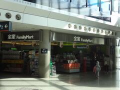 ホテルを後にして次の訪問地である日月潭へ向かいます。
こちらは高鉄新竹車站内にあるファミマ。前回まではセブンイレブンだったのですが勢力が大きく変わりました。他の車站でもファミマに変わっていました。