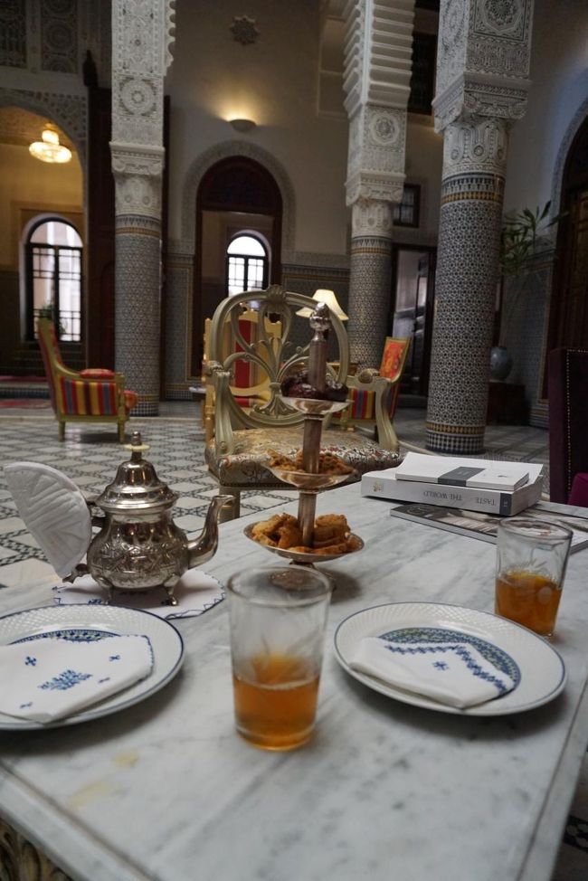 こんな素敵なロビーで、ウェルカムミントティー。お菓子もデーツも、上品な味でおいしい!!!<br />飲みかけの写真でごめんなさい。