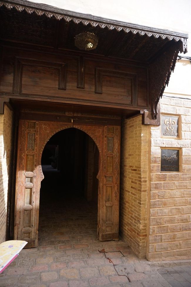 入り口はこんな感じ（翌日撮影）。基本的に施錠されています。外から入るときはブザーを押すと、スタッフが対応をしてくれて中に入れてくれます。<br /><br />ただし、私たちが到着し、初めてリアドに入るときには、この門の前に2人くらい「ガイドしようか？」とついてくるような人（おそらく…ドライバーさんにもそう注意された）が張り付いていました。その後は、一切出会うことはありませんでしたが。リアドのスタッフも、外にいる人は追い払えないでしょうし…自衛する必要があるかもしれません。