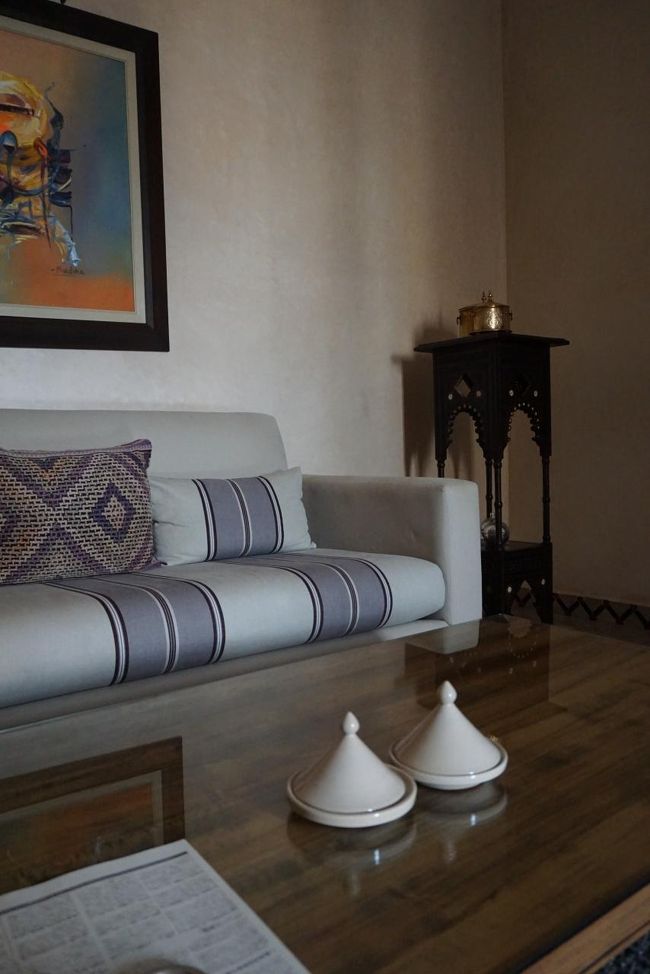 このかわいいタジン鍋の器に、デーツや焼き菓子が入ってて、かわいいのなんの…。