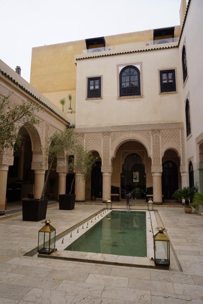 中庭。この写真の向かって左側がバーになってた。