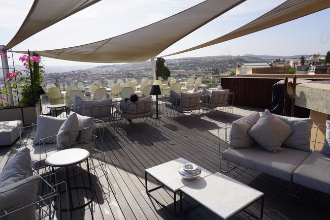 屋上には、こんな素敵なテラスが!!!バーカウンターもあって、時間帯によっては、ここでゆっくり過ごせることを、最終日に知りました…。