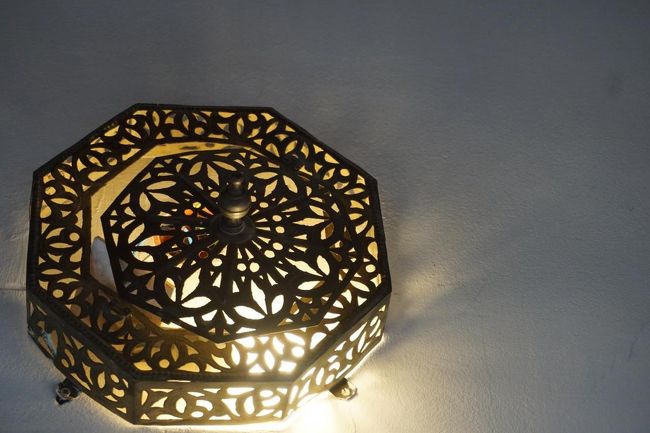 館内には、こんな素敵なインテリアの照明も。<br /><br />この日の夕飯は、夫の体調不調により、日本から持参したどんべえリフィルを食べました。