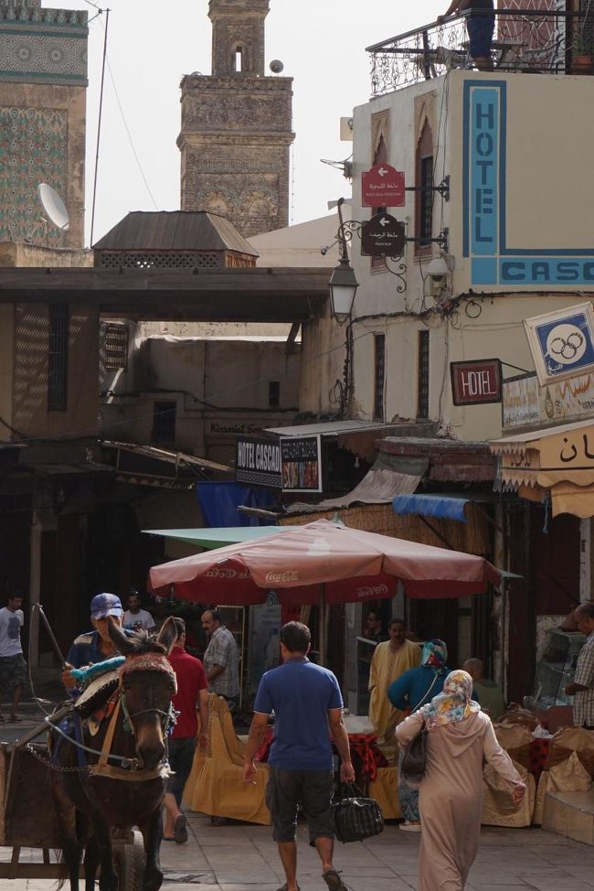 ブー・ジュルード門の近辺は繁華街な感じ。人の往来が激しいです。<br /><br /><br /><br /><br />