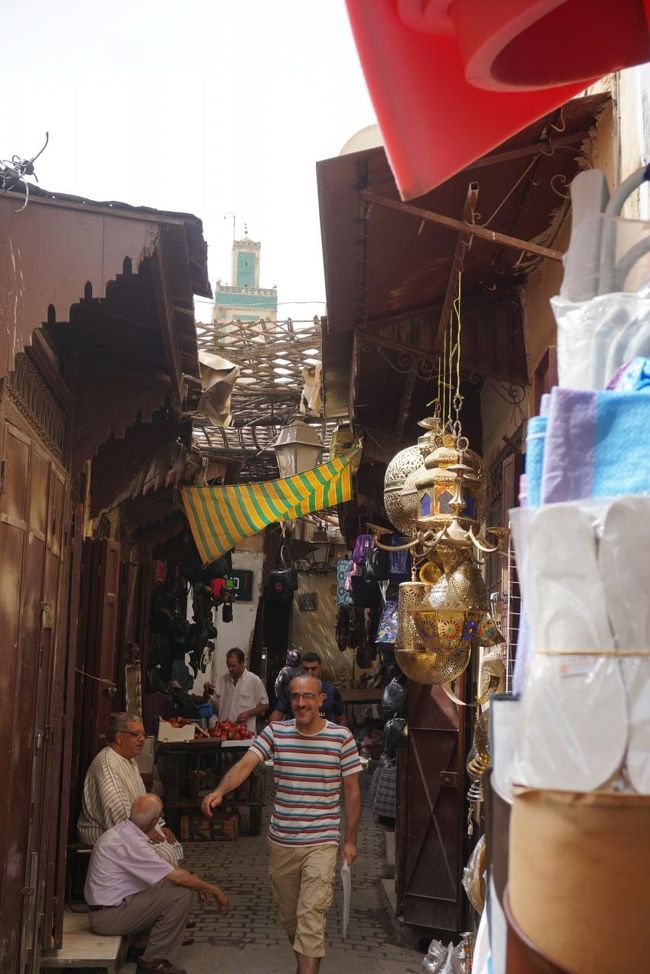 狭い道幅を車が入ることはできないので、荷車やロバが物資を運びます。