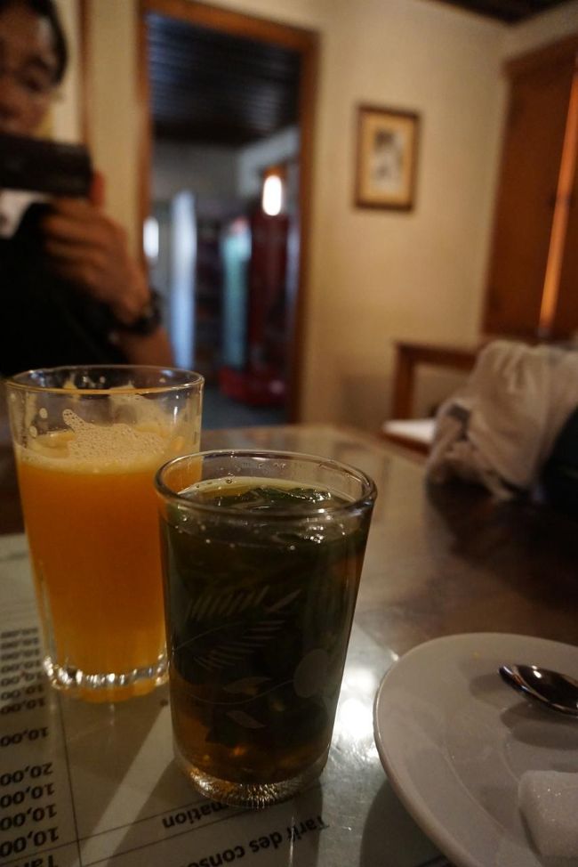 ウード博物館。入場20×2名。博物館自体はあまり…ですが、最上階のテラスカフェの眺めがいいとのこと（ガイドブック情報）なので、行ってみました。オレンジジュース、ミントティー10DH×2<br />カフェの中は、冷房が効いていて涼しい…。