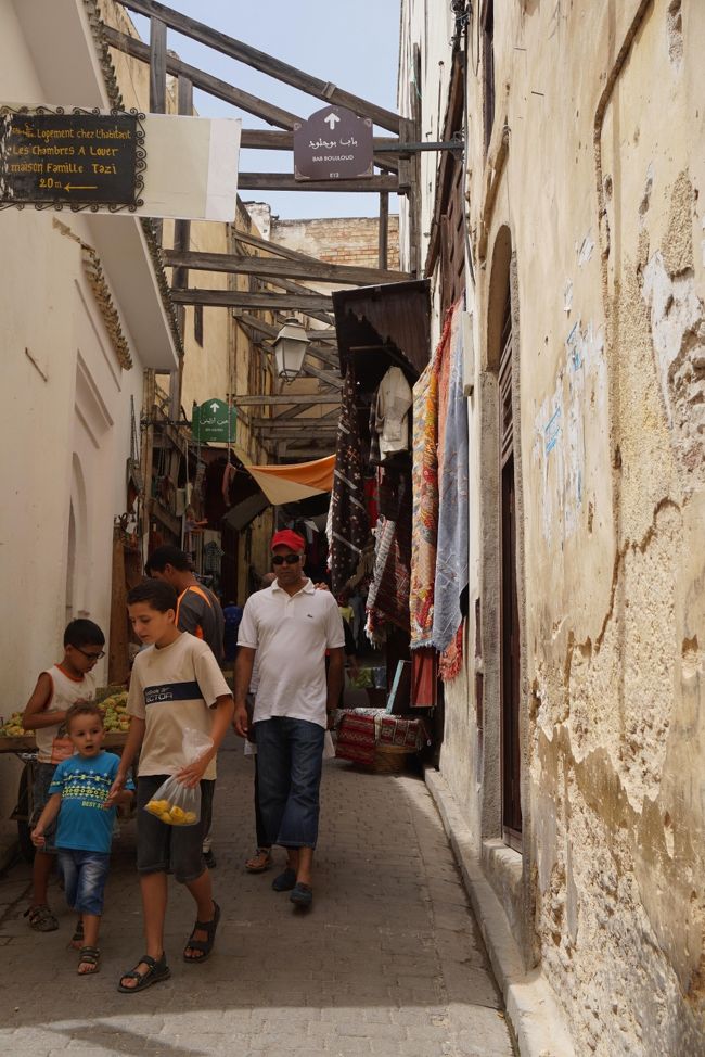 道幅が狭いことによって、本当に日陰ができている…知恵ですね。