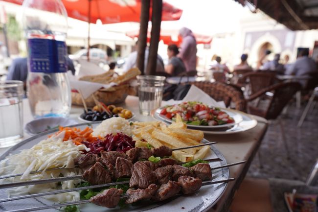 ランチは、ブー・ジュルード門の外にある門を見渡せるカフェで。ケバブ、モロカンサラダ、水で70DH。