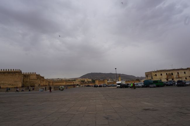 ちょっとリアドで休憩をして…（外は本当に暑い!!!）<br />夕刻、再び、街歩きをしながら、「ボルジュ・フェズ」を目指します!!!<br /><br />まずは、王宮近くの広場。