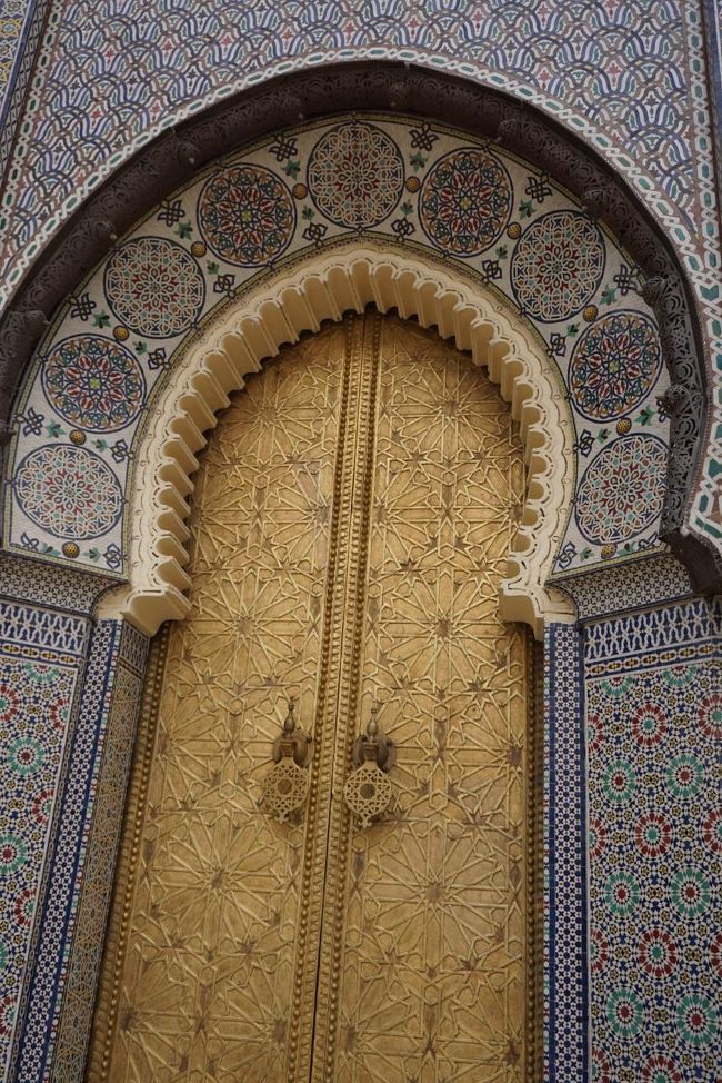 王宮の入り口。周辺に守衛さんが何人かいます。入ってはいけない場所があるらしく、写真を撮っていたら、「ピーッ!!!」と笛を吹かれてしまいました…